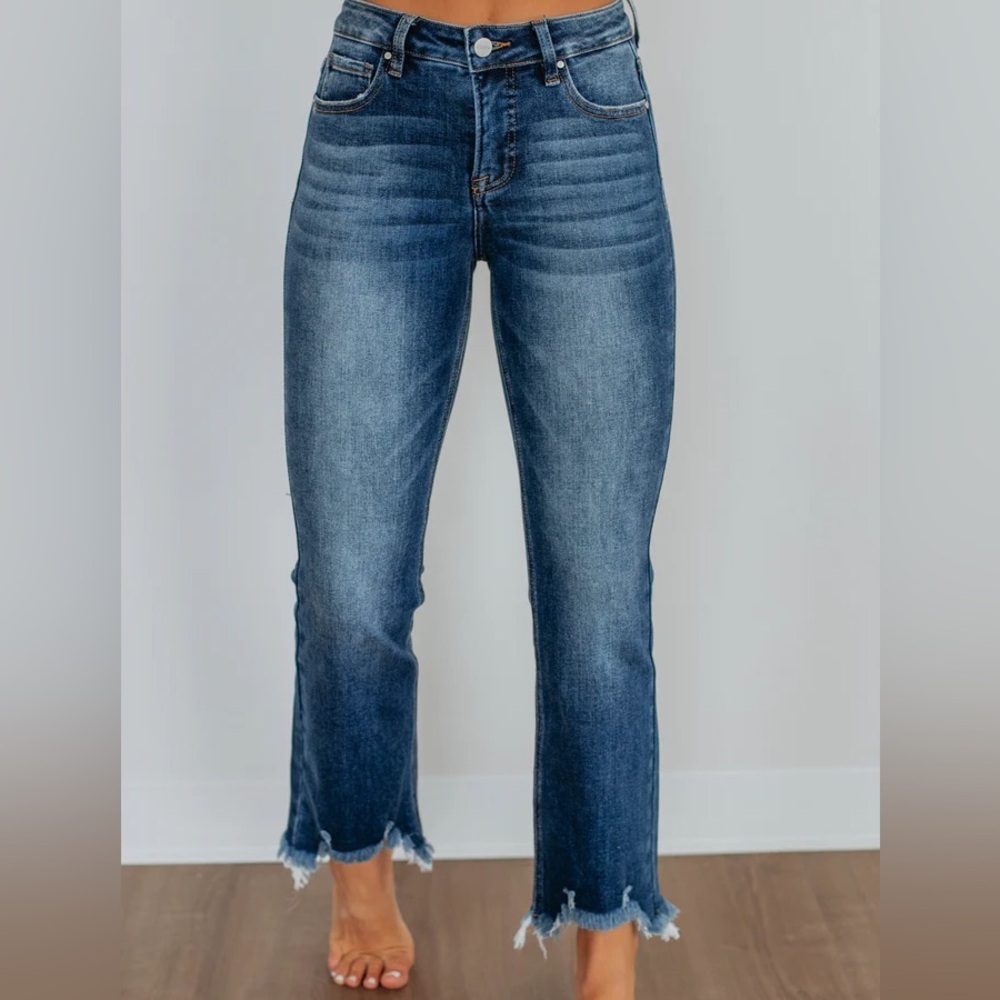 Women's Cropped Frayed Hem Jeans - Blue